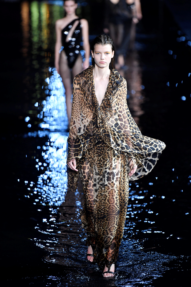 SAINT LAURENT SUYUN ÜZERİNDE