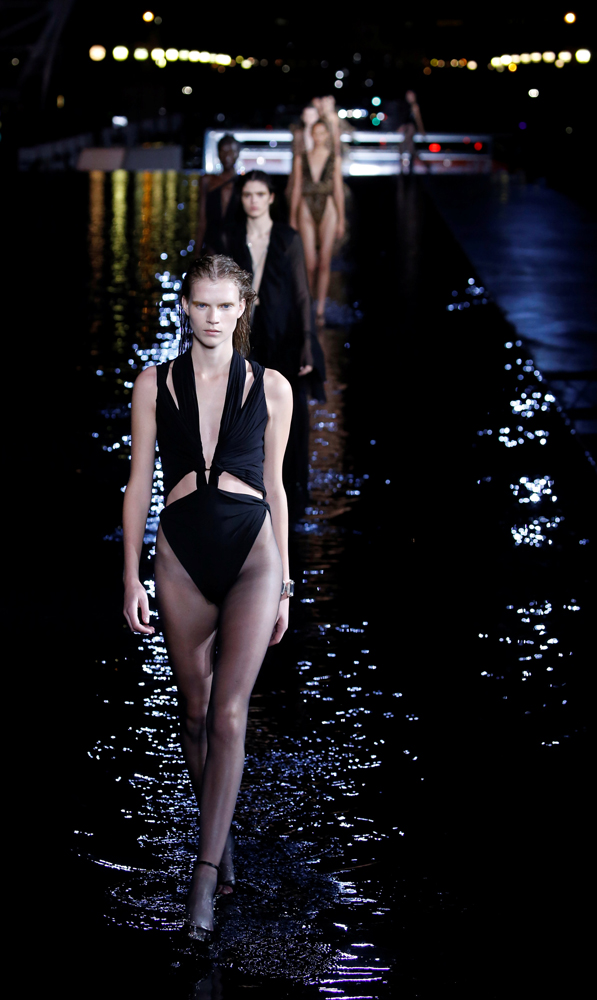 SAINT LAURENT SUYUN ÜZERİNDE