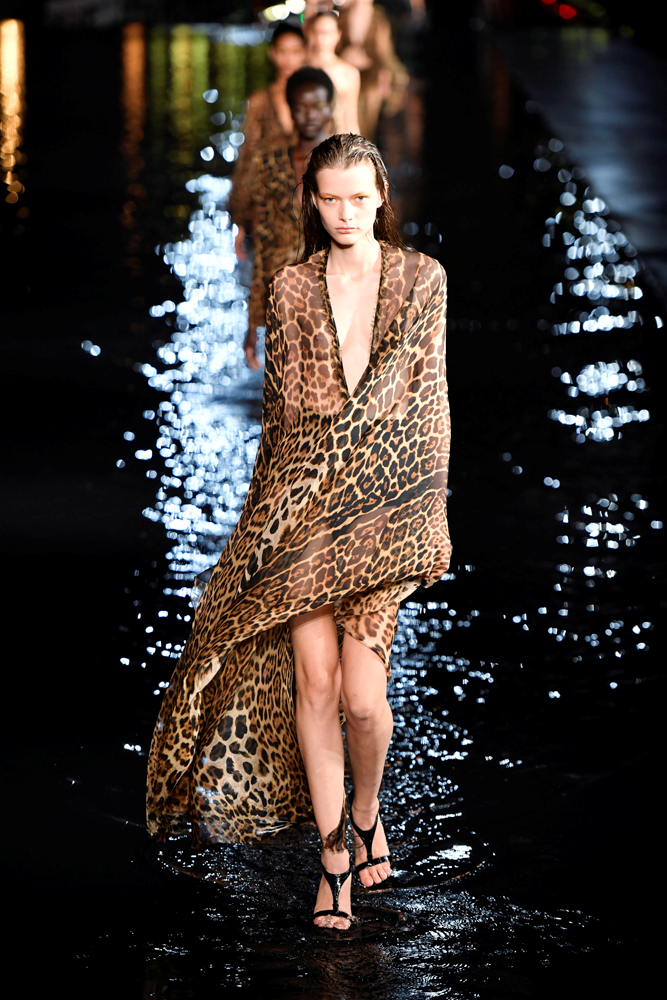 SAINT LAURENT SUYUN ÜZERİNDE