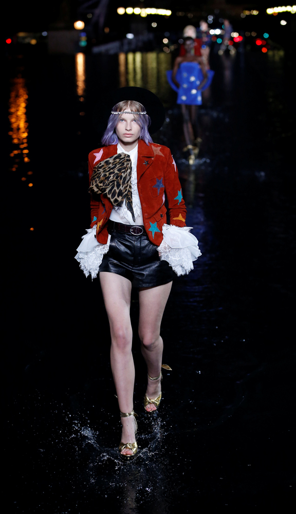 SAINT LAURENT SUYUN ÜZERİNDE