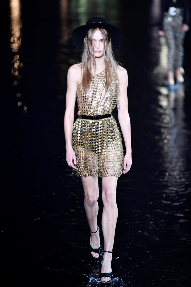 SAINT LAURENT SUYUN ÜZERİNDE