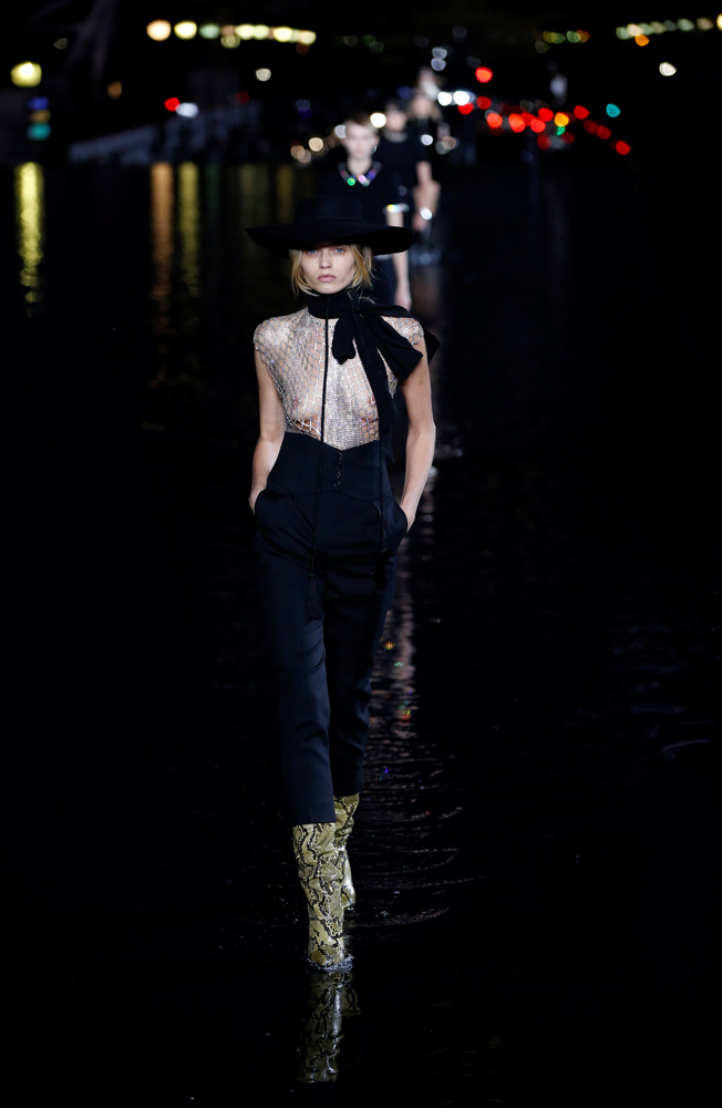 SAINT LAURENT SUYUN ÜZERİNDE