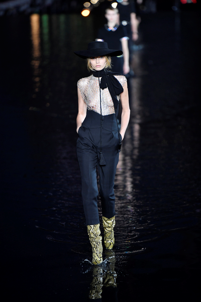 SAINT LAURENT SUYUN ÜZERİNDE