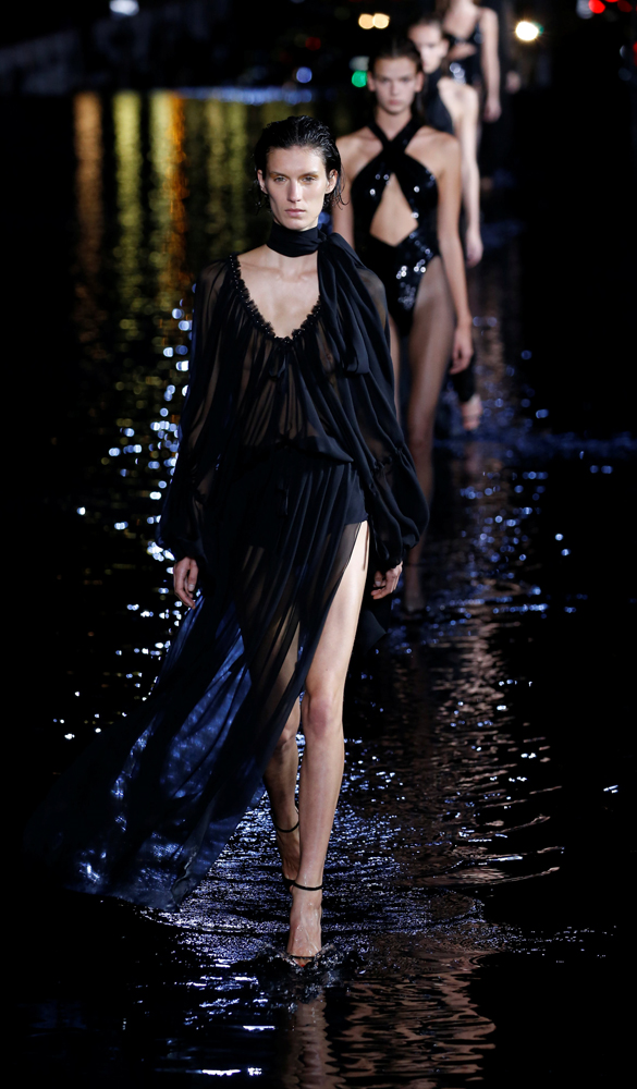 SAINT LAURENT SUYUN ÜZERİNDE