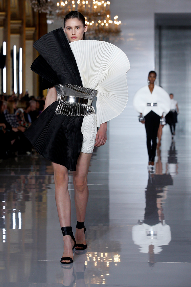 PARİSTE BALMAIN RÜZGARI