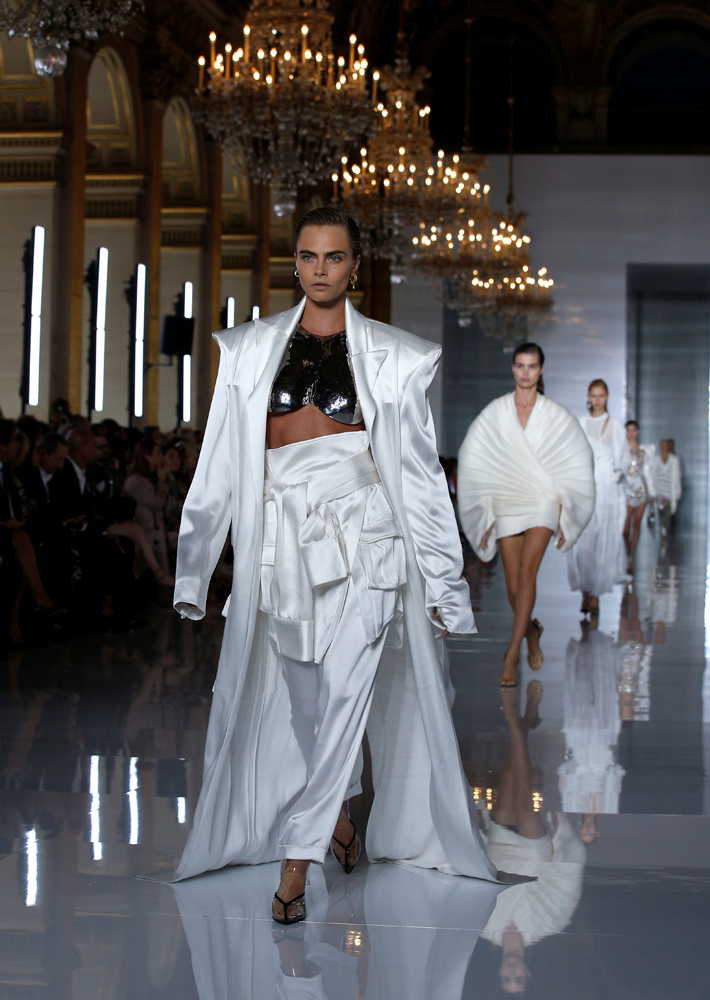 PARİSTE BALMAIN RÜZGARI