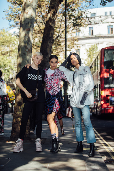 PARİS SOKAKLARINDA MODA RÜZGARI 