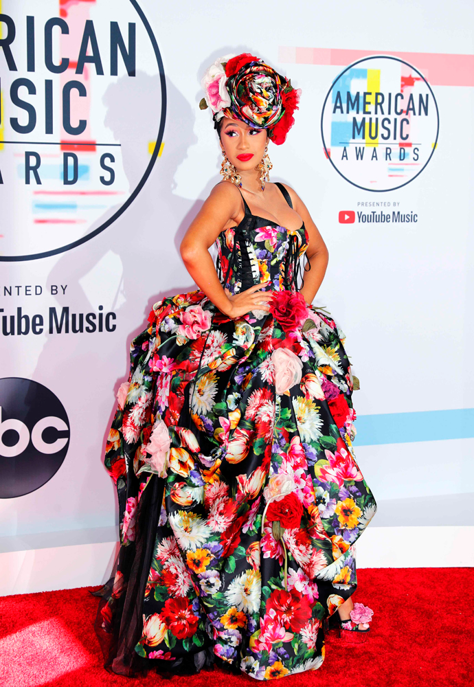 AMERİKAN MÜZİK ÖDÜLLERİNDE KIRMIZI HALI ŞIKLIĞI