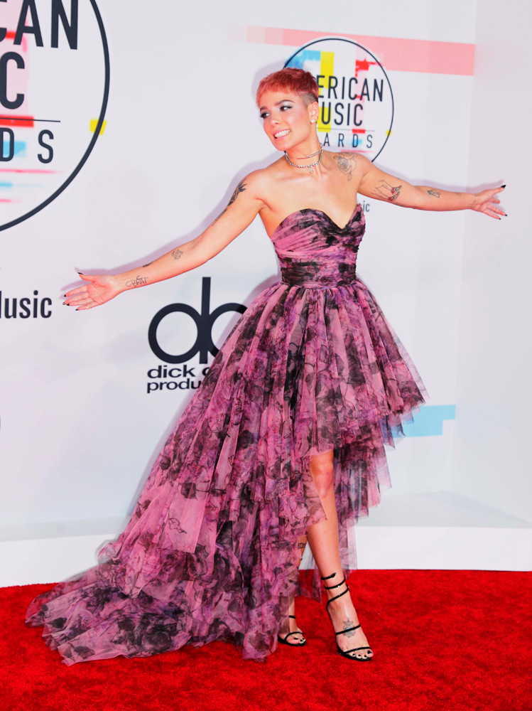 AMERİKAN MÜZİK ÖDÜLLERİNDE KIRMIZI HALI ŞIKLIĞI