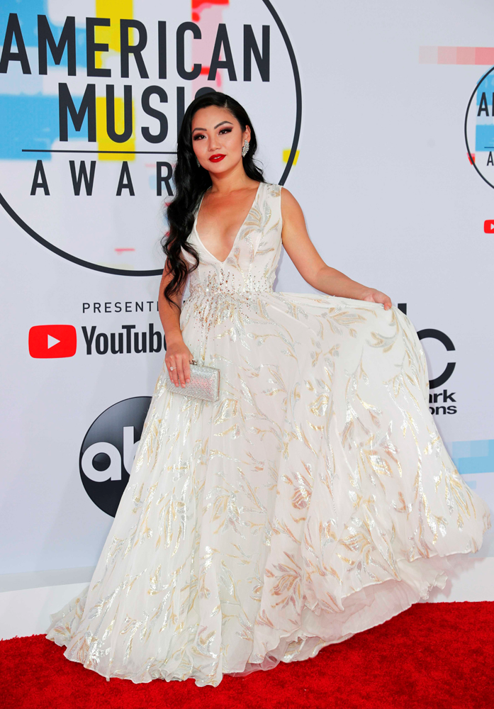 AMERİKAN MÜZİK ÖDÜLLERİNDE KIRMIZI HALI ŞIKLIĞI