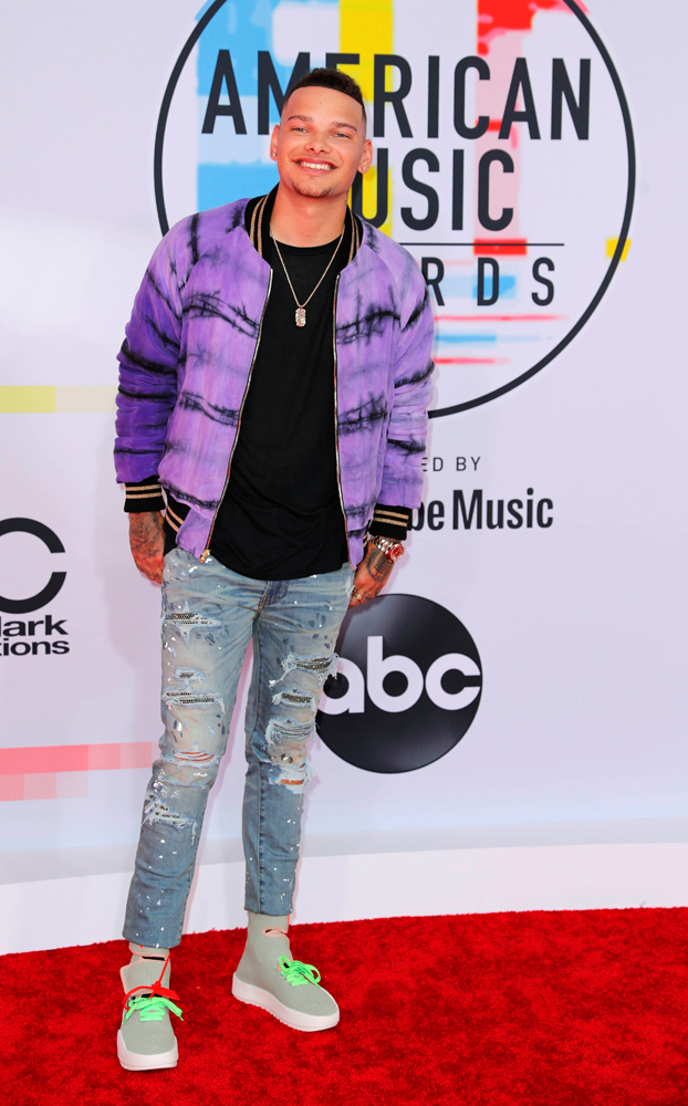 AMERİKAN MÜZİK ÖDÜLLERİNDE KIRMIZI HALI ŞIKLIĞI