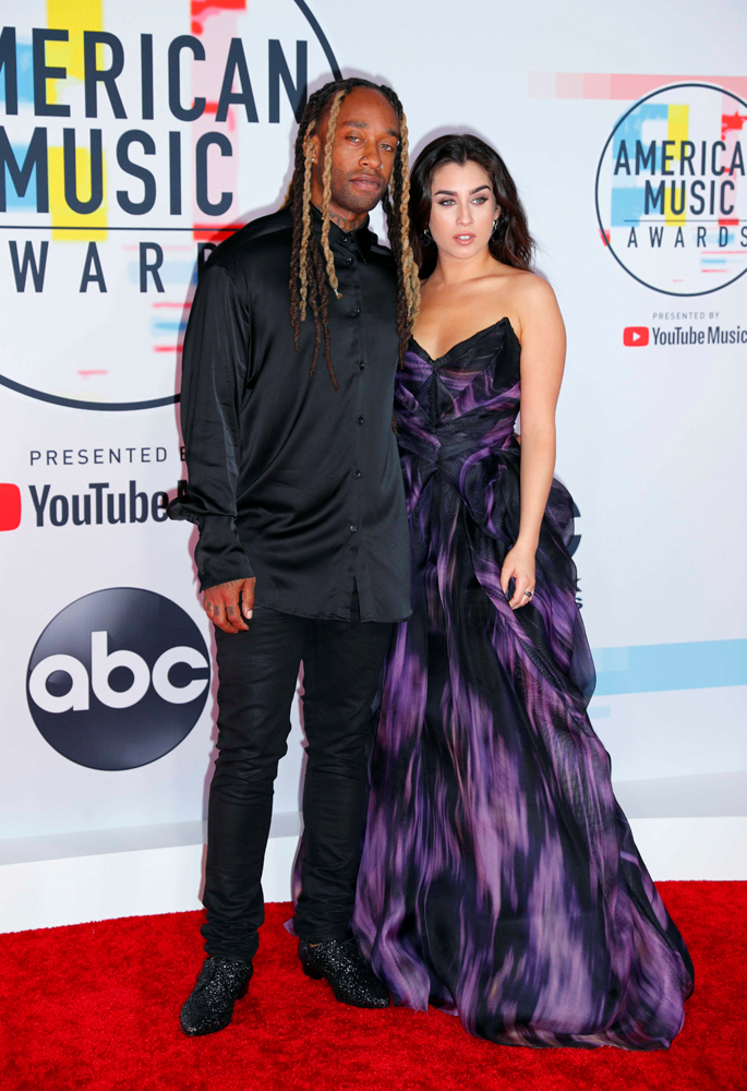 AMERİKAN MÜZİK ÖDÜLLERİNDE KIRMIZI HALI ŞIKLIĞI