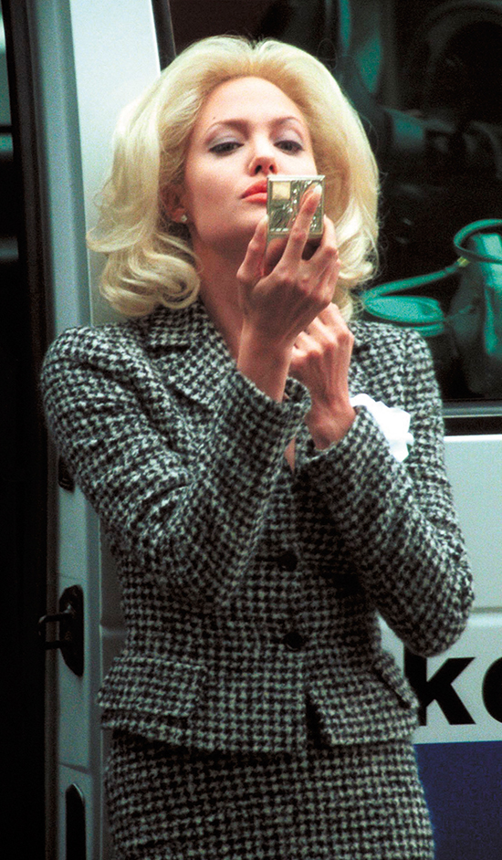 ANGELINA JOLIE SARIŞIN OLDU