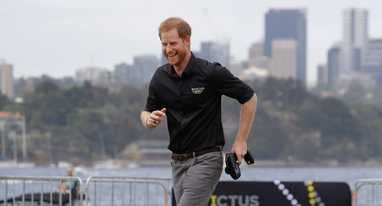 PRENS HARRY ANNESİNİN İZİNDEN GİDİYOR