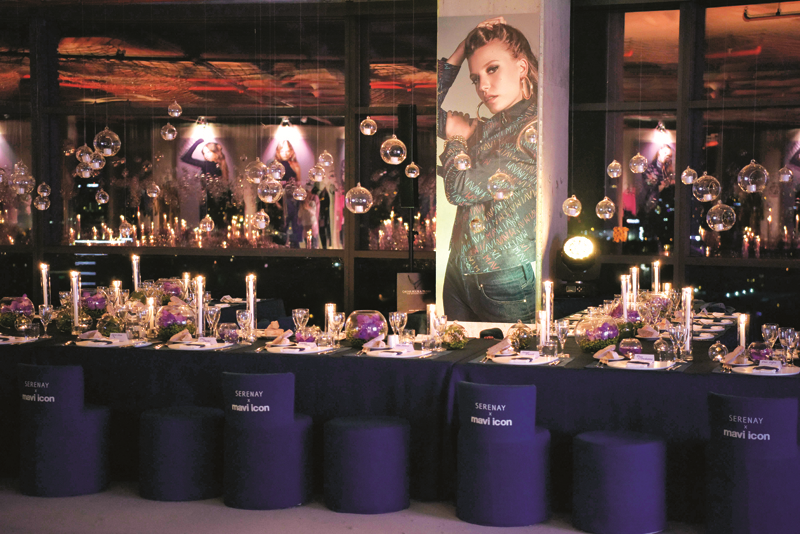 SERENAY SARIKAYA'DAN MAVİ'Lİ ENERJİ