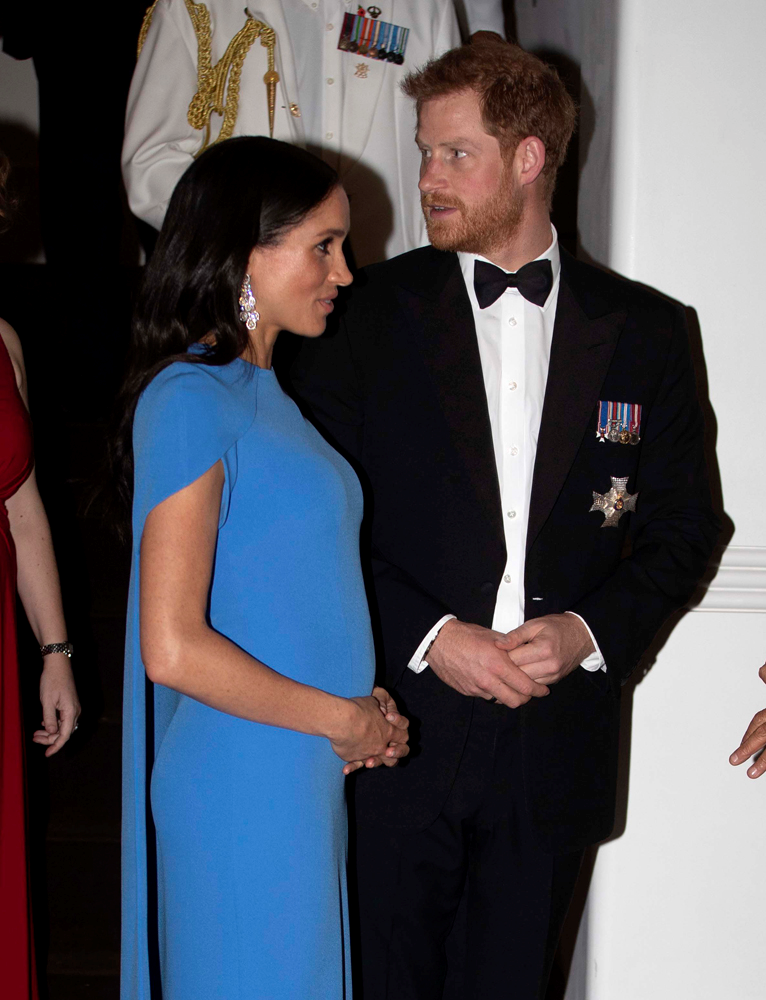 MEGHAN MARKLE ELLERİNİ KARNINDAN ÇEKEMİYOR!