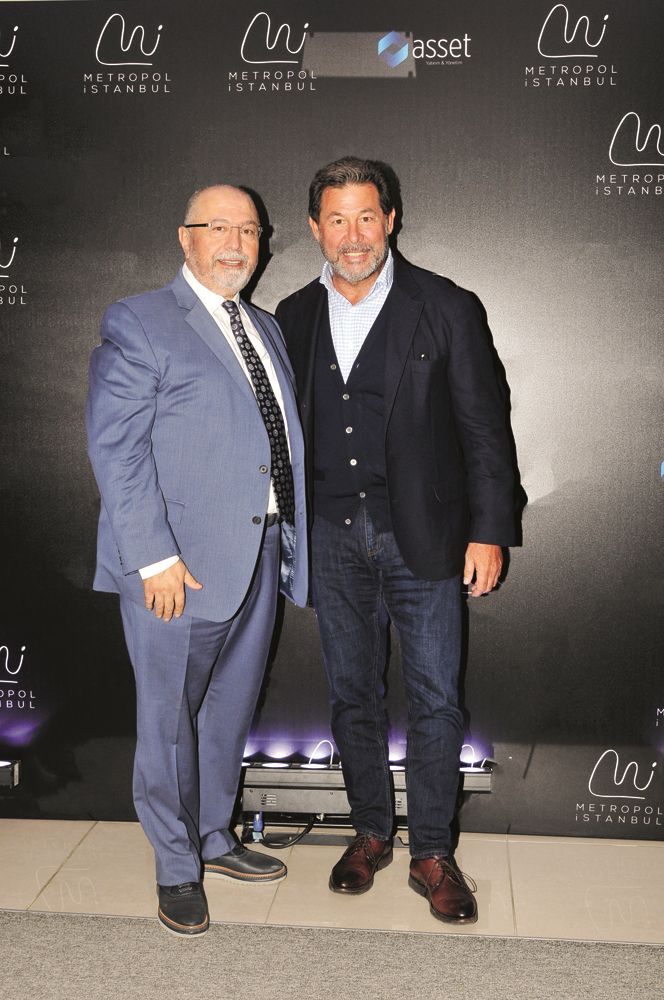 ŞENER ŞEN, 14 YIL SONRA DASDAS’IN SAHNESİNDE