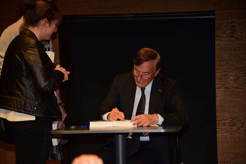 BÜLENT ECZACIBAŞI’DAN GENÇLERE ÖNERİLER  