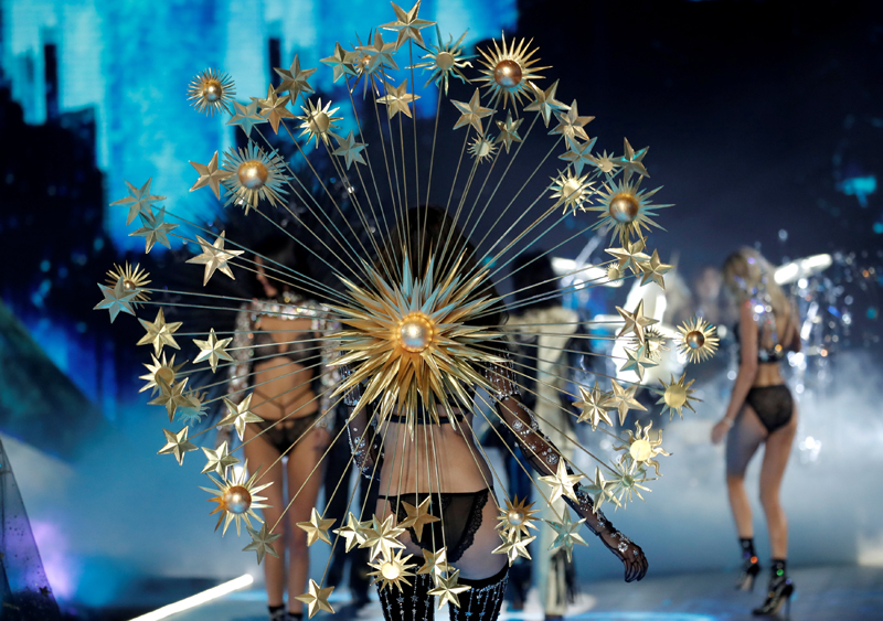VICTORIA'S SECRET FASHION SHOW 2018'DE MELEKLER GEÇİDİ