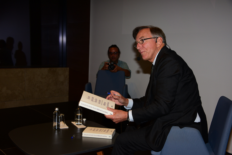 BÜLENT ECZACIBAŞI’DAN GENÇLERE ÖNERİLER  