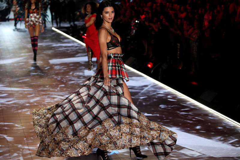 VICTORIA'S SECRET FASHION SHOW 2018'DE MELEKLER GEÇİDİ