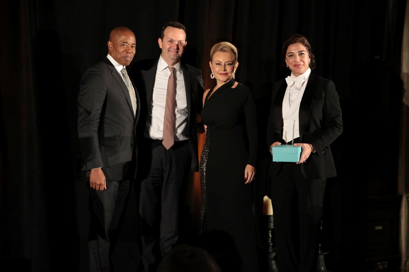 DEMET SABANCI’YA                   HAYIRSEVERLİKTE                      MÜKEMMELLİK ÖDÜLÜ