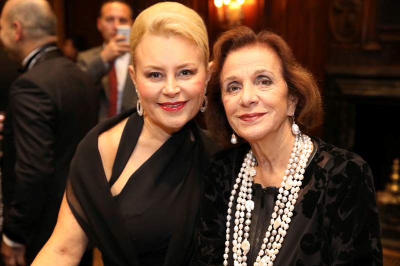 DEMET SABANCI’YA                   HAYIRSEVERLİKTE                      MÜKEMMELLİK ÖDÜLÜ