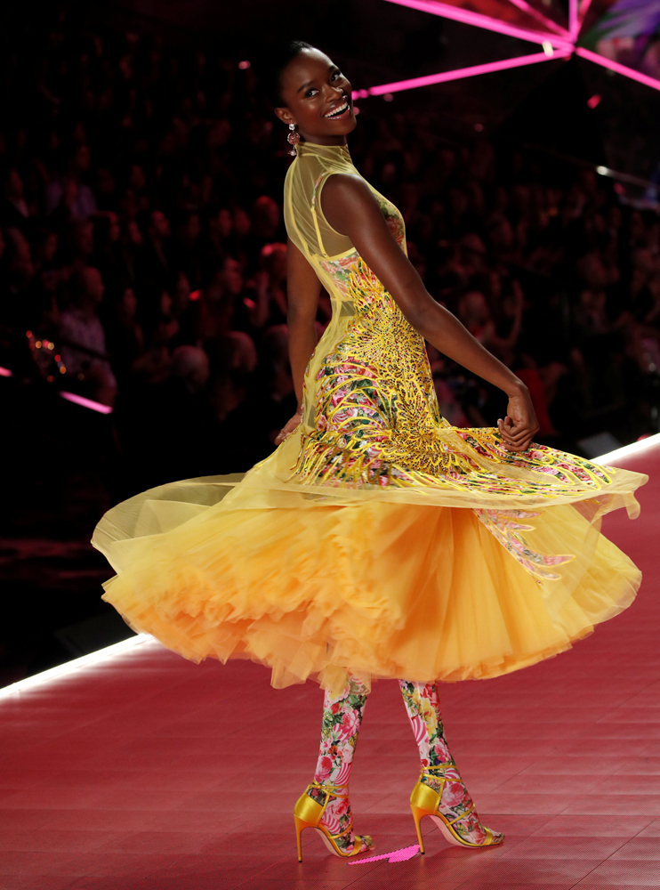 VICTORIA'S SECRET FASHION SHOW 2018'DE MELEKLER GEÇİDİ