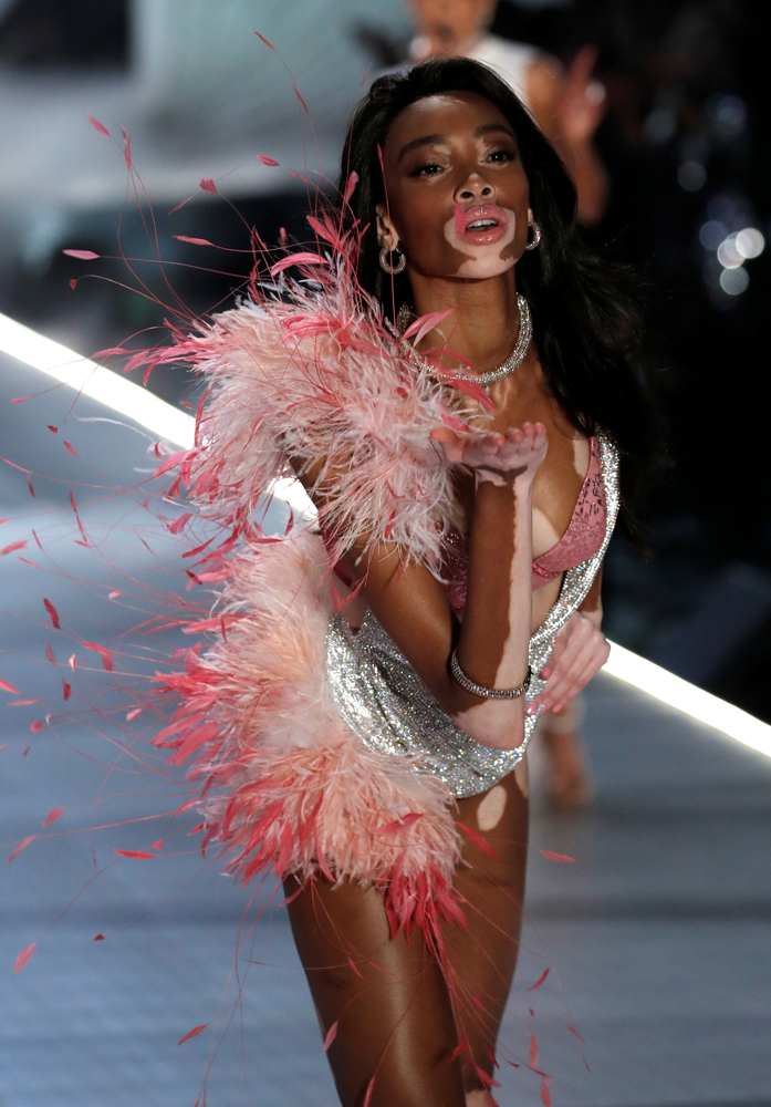 VICTORIA'S SECRET FASHION SHOW 2018'DE MELEKLER GEÇİDİ