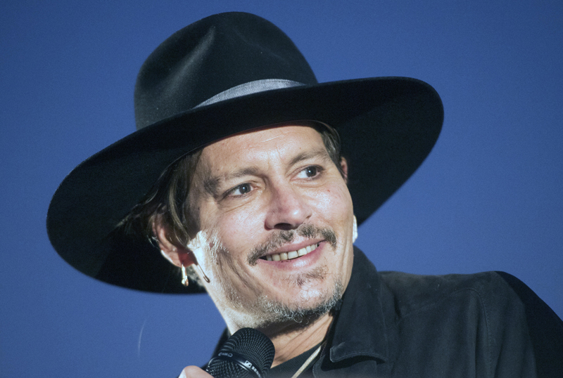 JOHNNY DEPPİN DEĞİŞMEYEN STİLİ