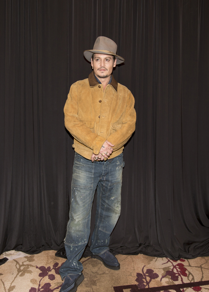 JOHNNY DEPPİN DEĞİŞMEYEN STİLİ