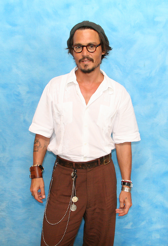 JOHNNY DEPPİN DEĞİŞMEYEN STİLİ