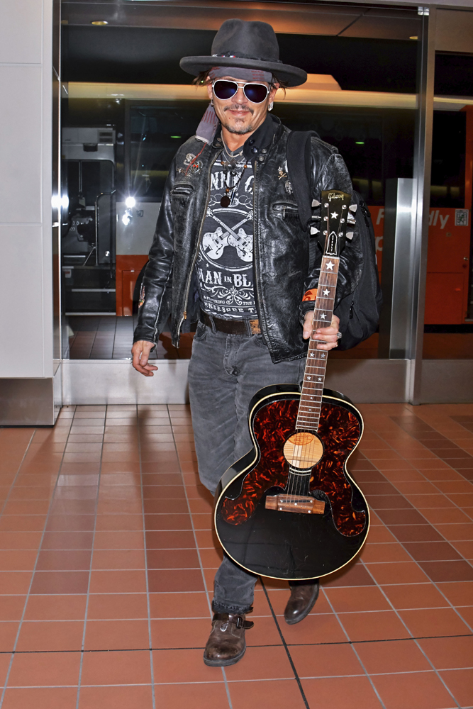 JOHNNY DEPPİN DEĞİŞMEYEN STİLİ