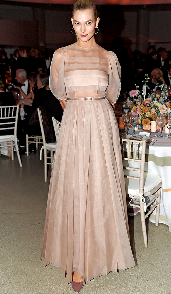 GUGGENHEIM GALA'DA KARLIE ŞIKLIĞI