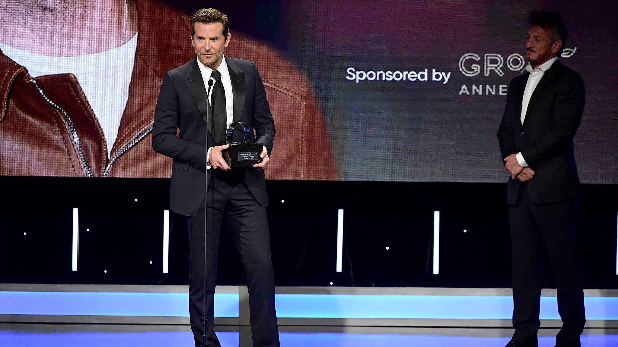 BRADLEY COOPER'A ONUR ÖDÜLÜ