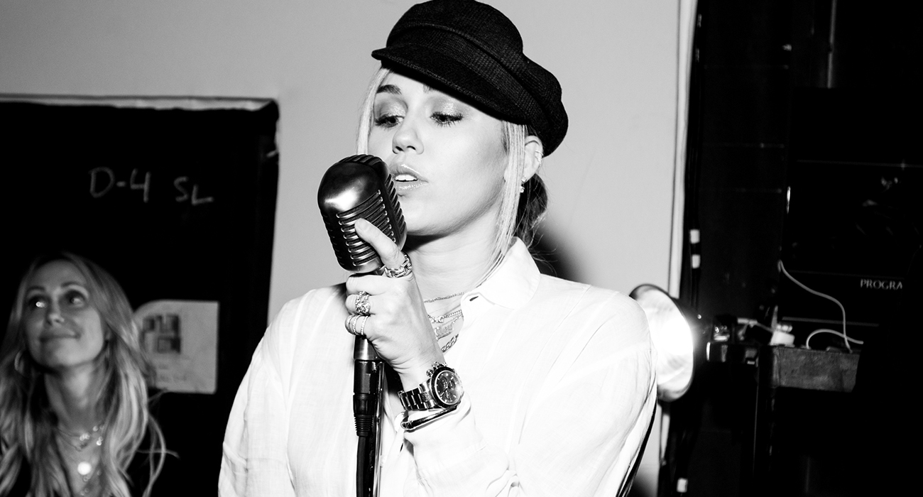 MILEY CYRUS "NOTHING BREAKS LIKE A HEART" İLE GERİ DÖNDÜ