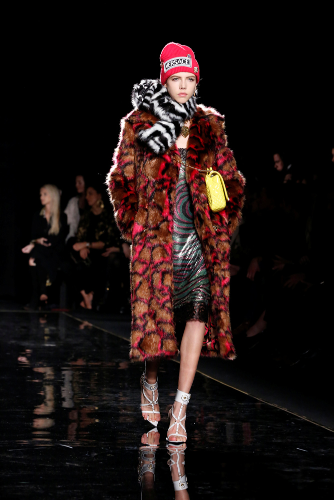 VERSACE PRE-FALL 2019 KOLEKSİYONUNU TANITTI