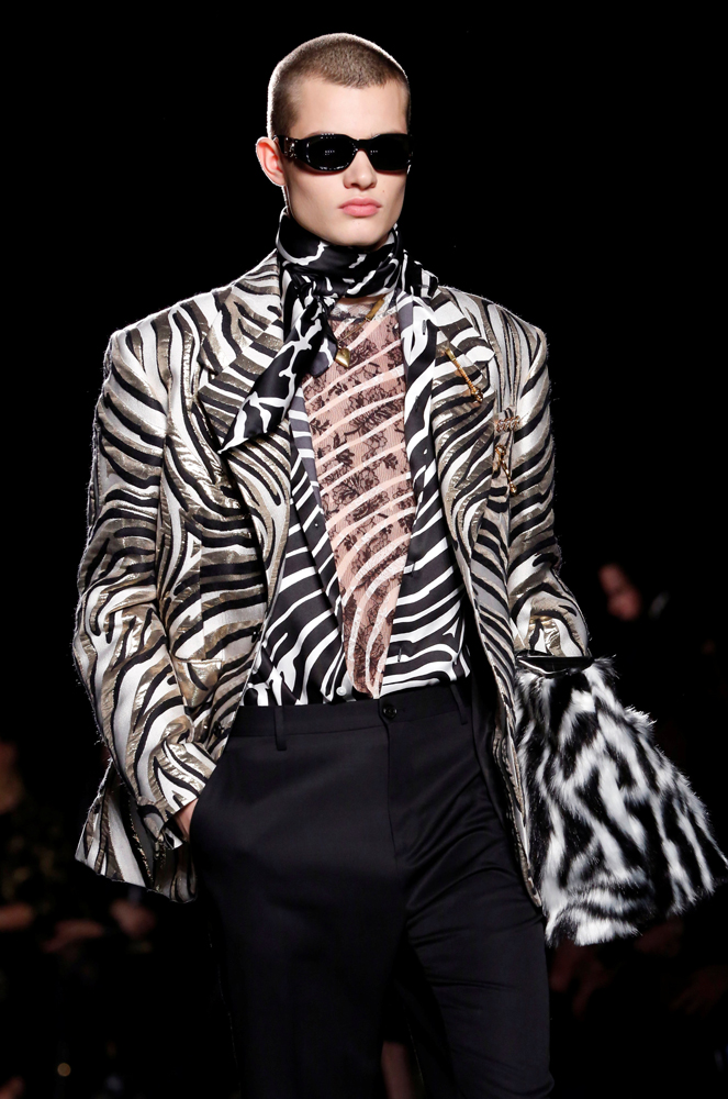 VERSACE PRE-FALL 2019 KOLEKSİYONUNU TANITTI