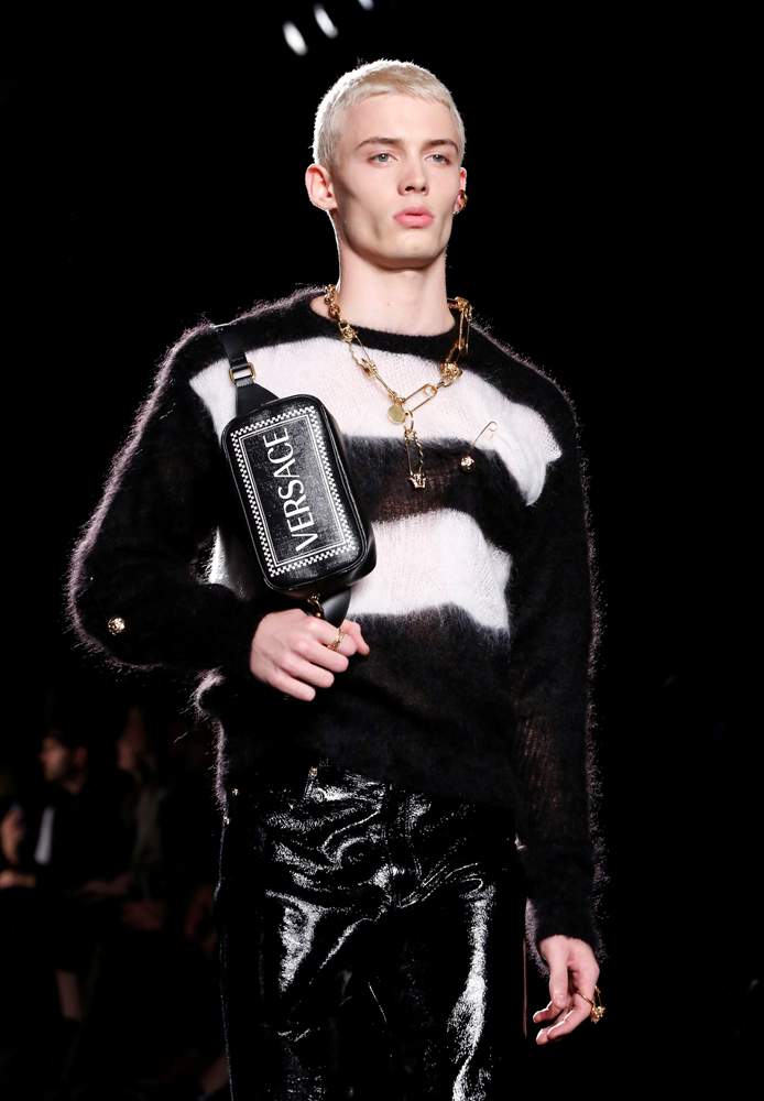 VERSACE PRE-FALL 2019 KOLEKSİYONUNU TANITTI