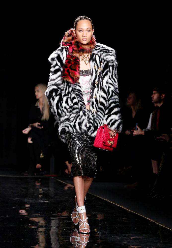 VERSACE PRE-FALL 2019 KOLEKSİYONUNU TANITTI