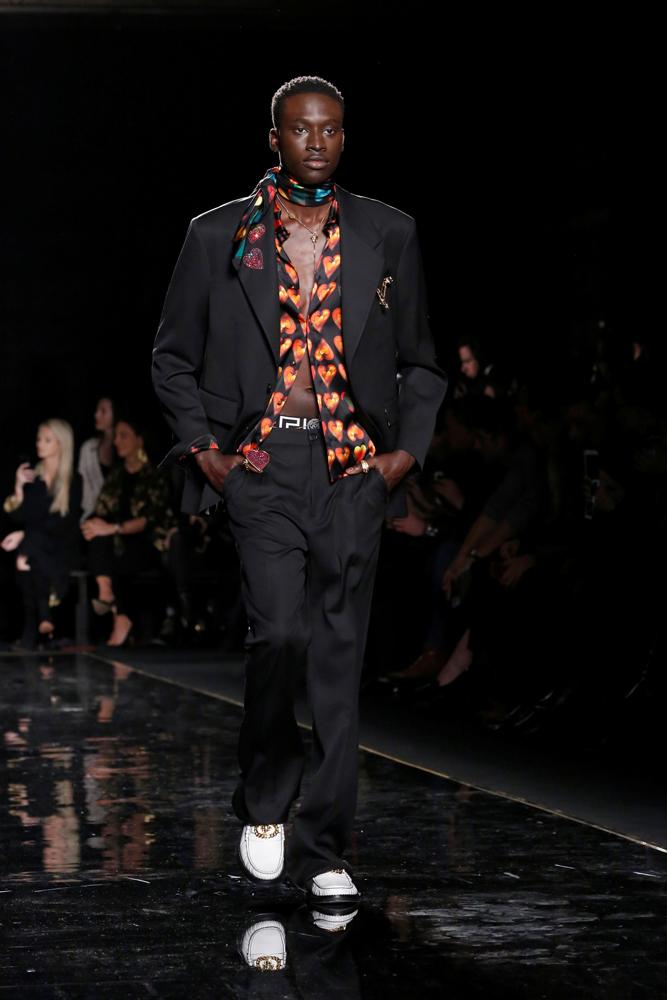 VERSACE PRE-FALL 2019 KOLEKSİYONUNU TANITTI