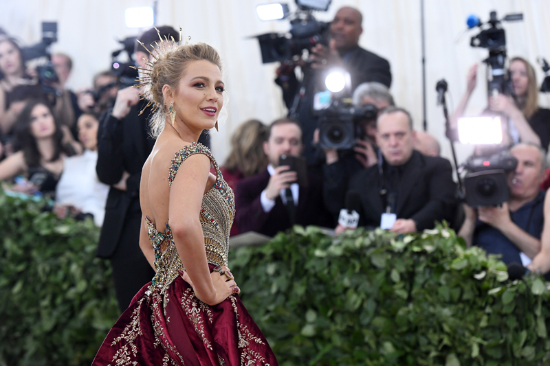 BLAKE LIVELY'NİN KIRMIZI HALI STİLİ