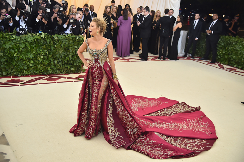 BLAKE LIVELY'NİN KIRMIZI HALI STİLİ