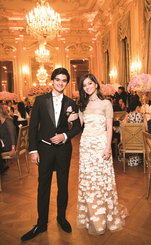 LE BAL DES DEBUTANTES'TA CEMİYETE TAKDİM HEYECANI