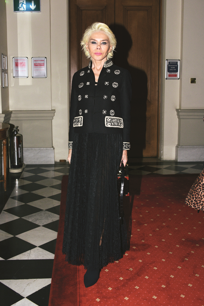 İNGİLTERE KONSOLOSLUĞU'NDA ZEYNEP KARTAL DEFİLESİ