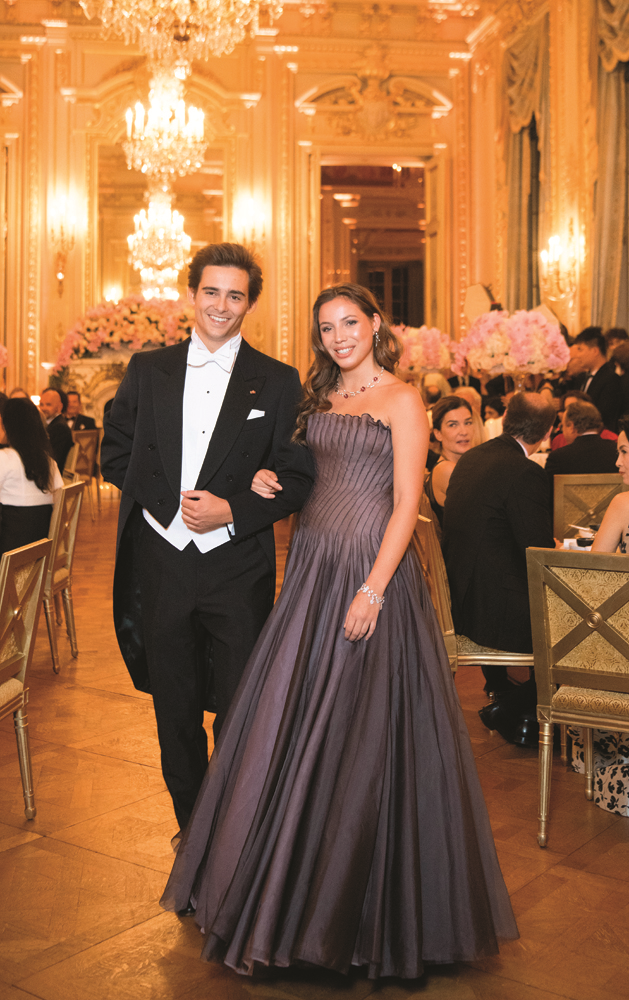 LE BAL DES DEBUTANTES'TA CEMİYETE TAKDİM HEYECANI