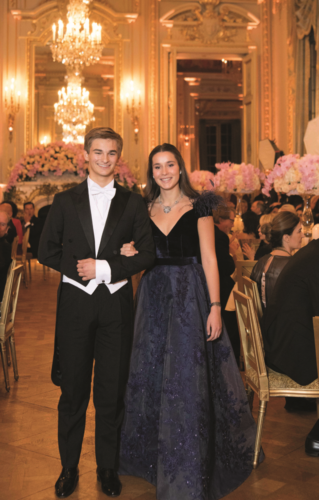 LE BAL DES DEBUTANTES'TA CEMİYETE TAKDİM HEYECANI