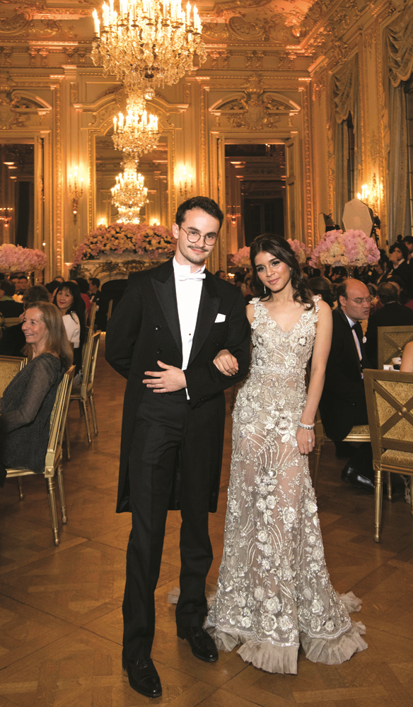 LE BAL DES DEBUTANTES'TA CEMİYETE TAKDİM HEYECANI