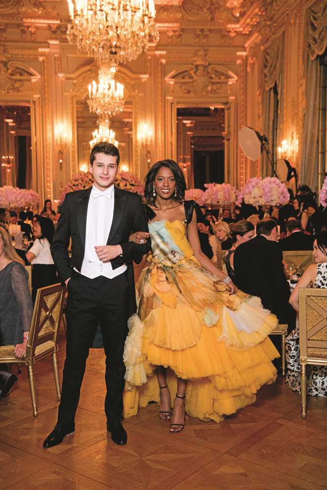 LE BAL DES DEBUTANTES'TA CEMİYETE TAKDİM HEYECANI