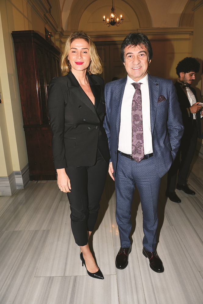 İNGİLTERE KONSOLOSLUĞU'NDA ZEYNEP KARTAL DEFİLESİ